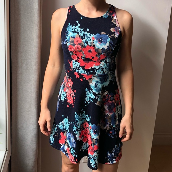 🌻2/$22🌻 Flower Patterned Dress 👗 - Picture 3 of 4